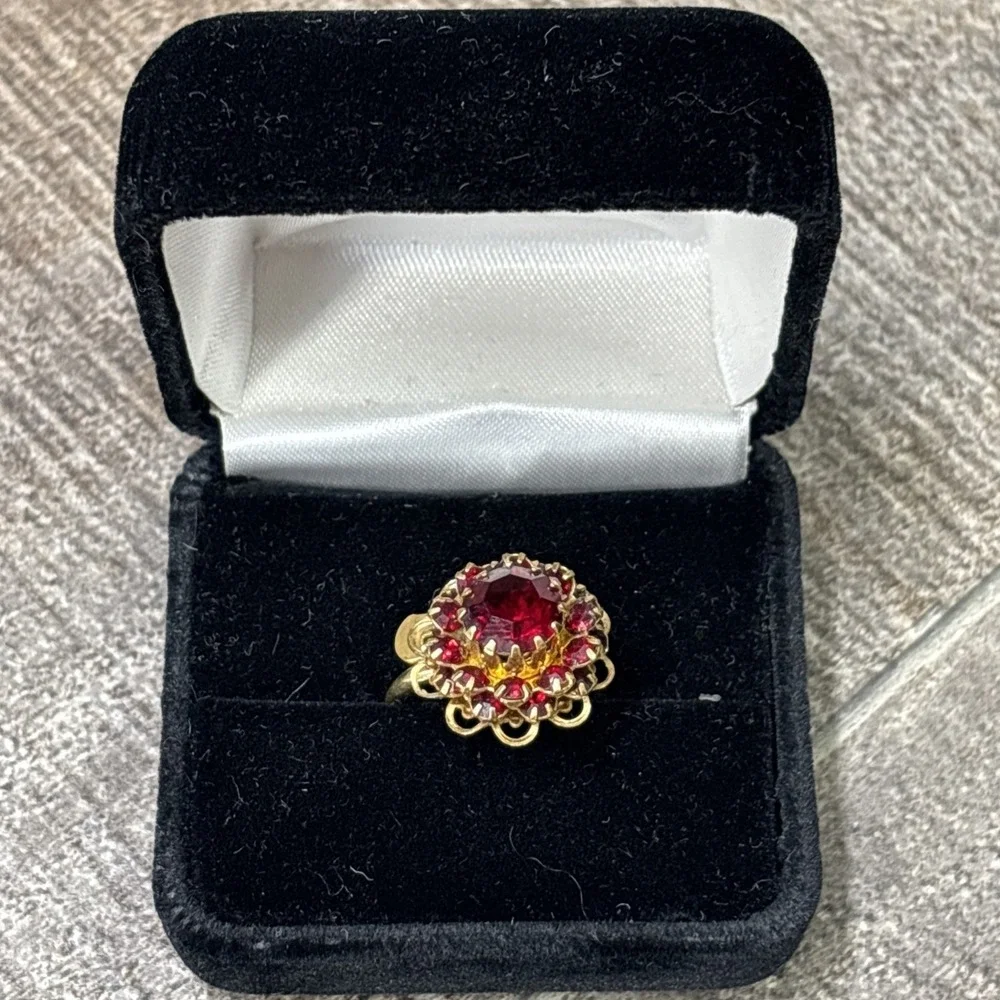 Vintage Sarah Coventry Burgundy Rhinestone Ring Gold Tone Size 3-4 W/ Box